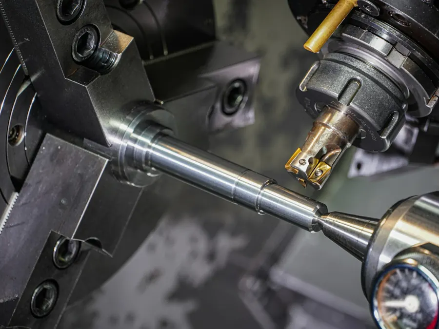 Drehmaschine bei der Bearbeitung eines Werkstücks