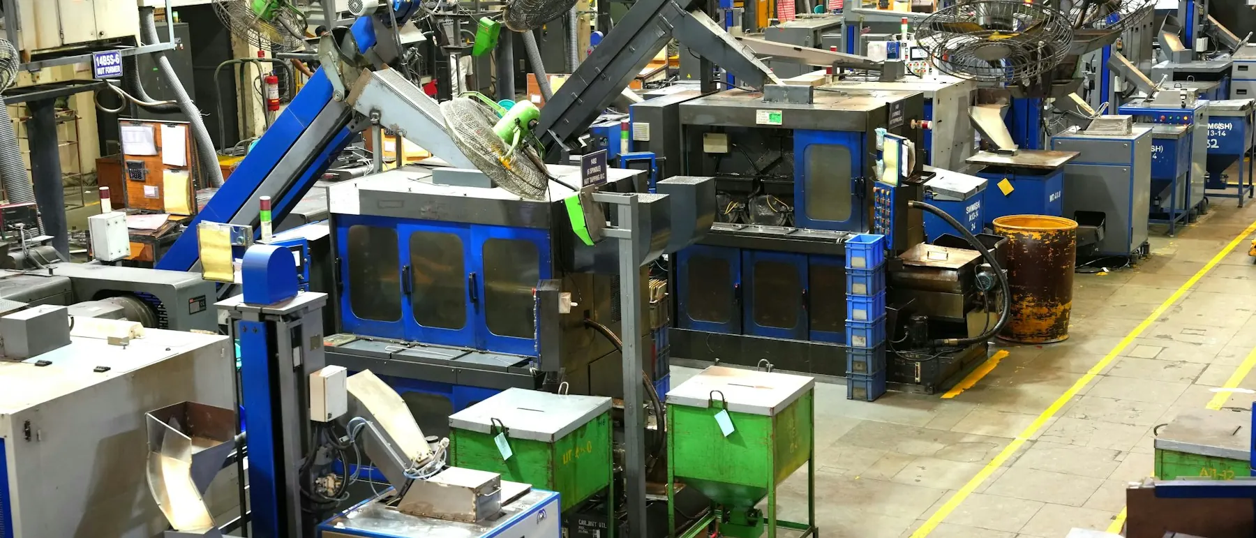 Blick in eine Produktionshalle mit Maschinen