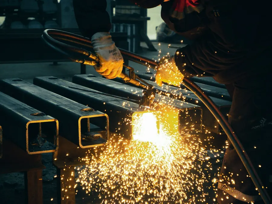 Schweißer bei der Arbeit an einem Metallteil